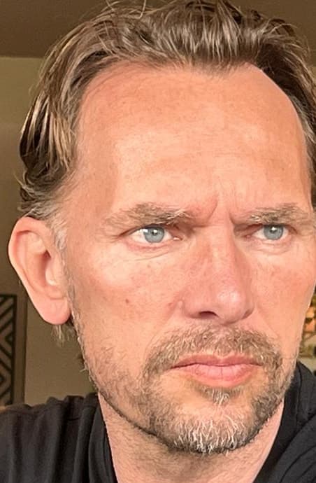 Bas Stiekema, kijkt recht in de lens.