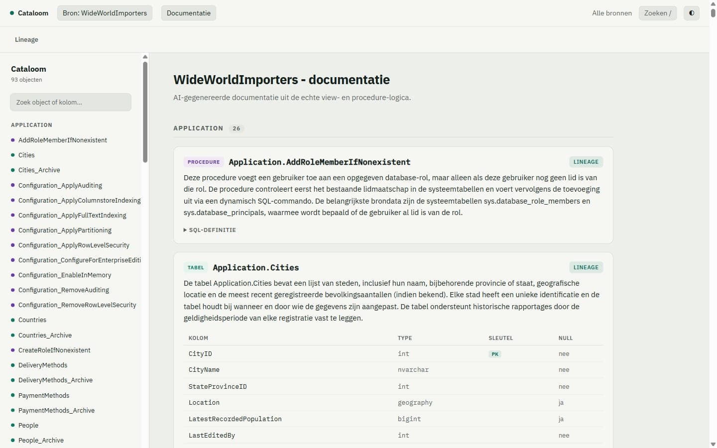 De documentatie van Cataloom op de publieke WideWorldImporters-voorbeelddatabase: links de objectlijst met een zoekveld, rechts onder de kop "AI-gegenereerde documentatie uit de echte view- en procedure-logica" een procedure met een beschrijving die uit de procedurecode is afgeleid en een inklapbare SQL-definitie, en daaronder een tabel met zijn beschrijving en de kolommen met type, sleutel en nullability.